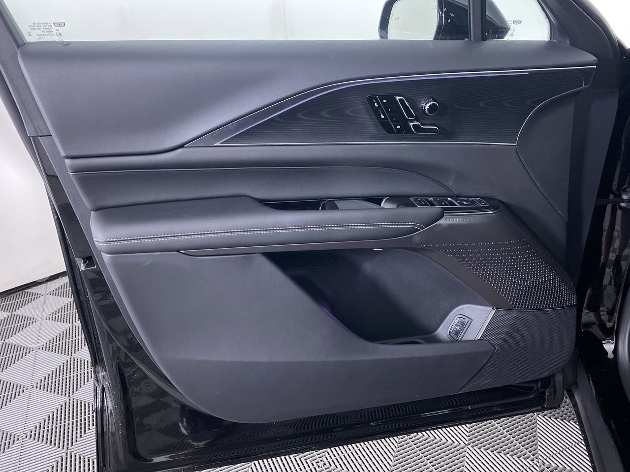 2025 Cadillac LYRIQ Luxury 1