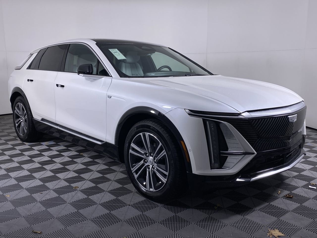 2024 Cadillac LYRIQ Luxury 1