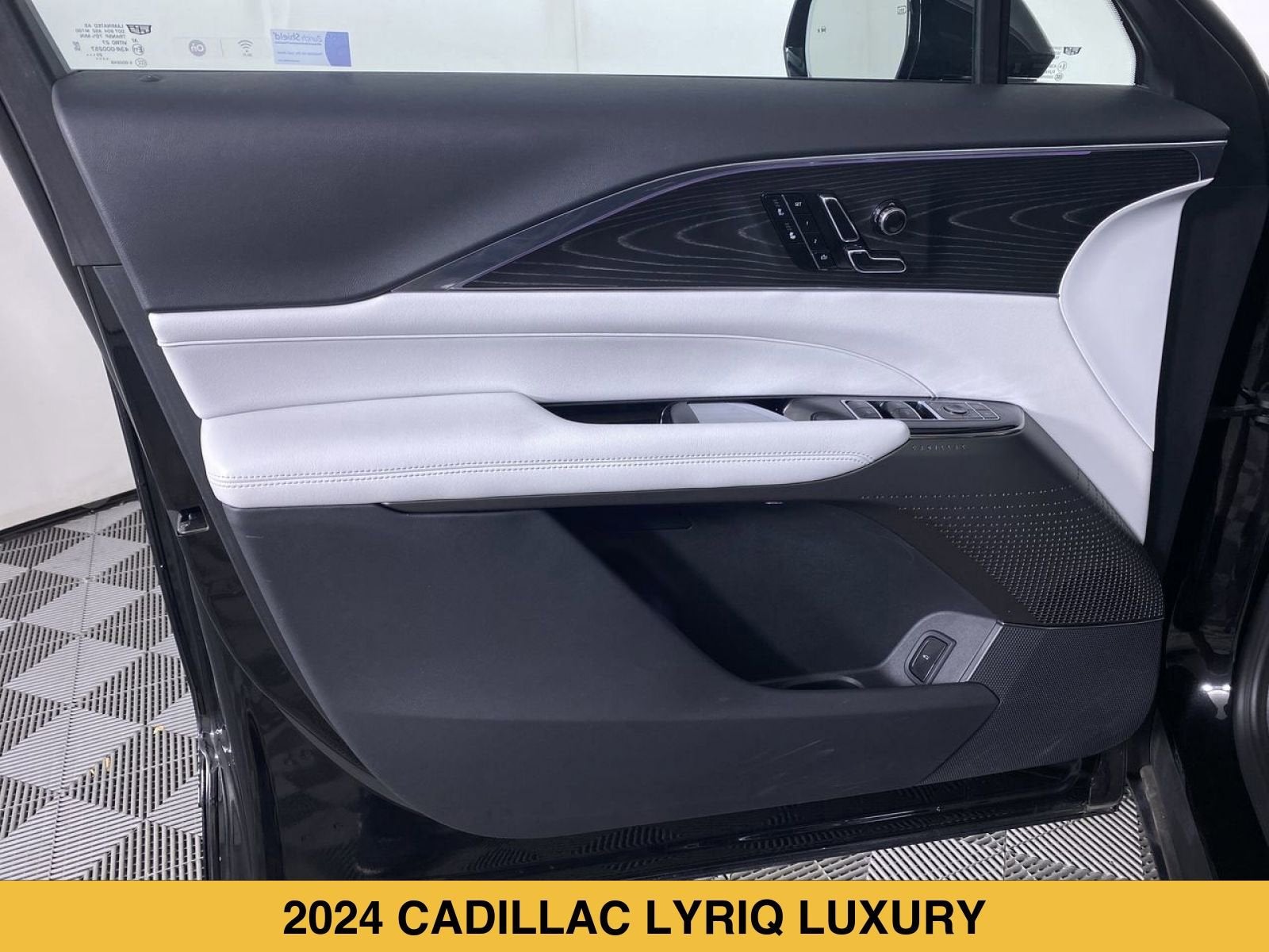 2024 Cadillac LYRIQ Luxury 1