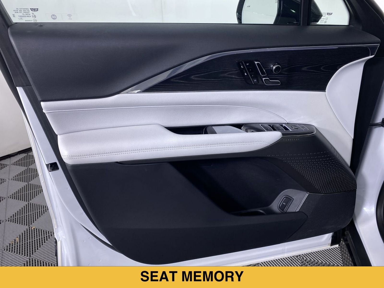 2024 Cadillac LYRIQ Luxury 1