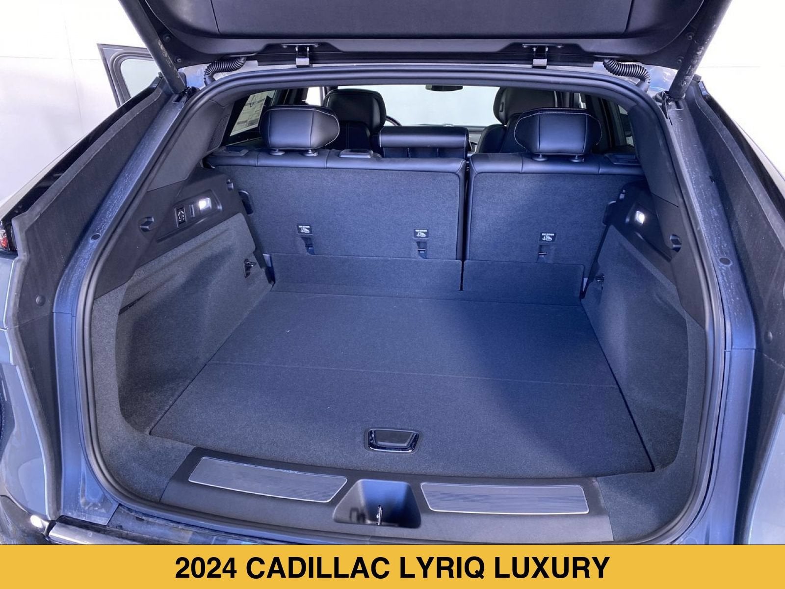 2024 Cadillac LYRIQ Luxury 2