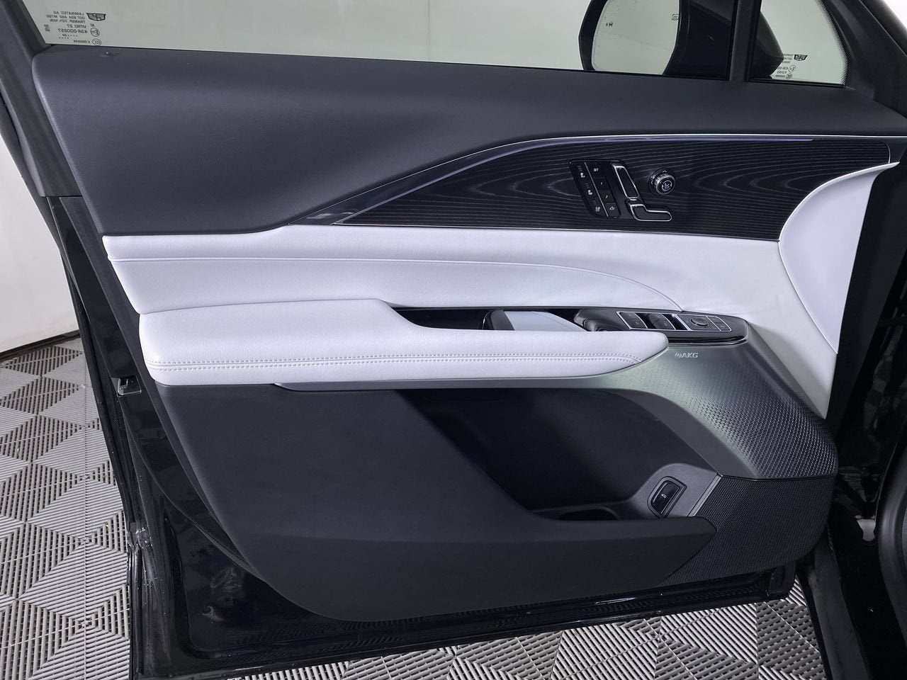 2024 Cadillac LYRIQ Luxury 2