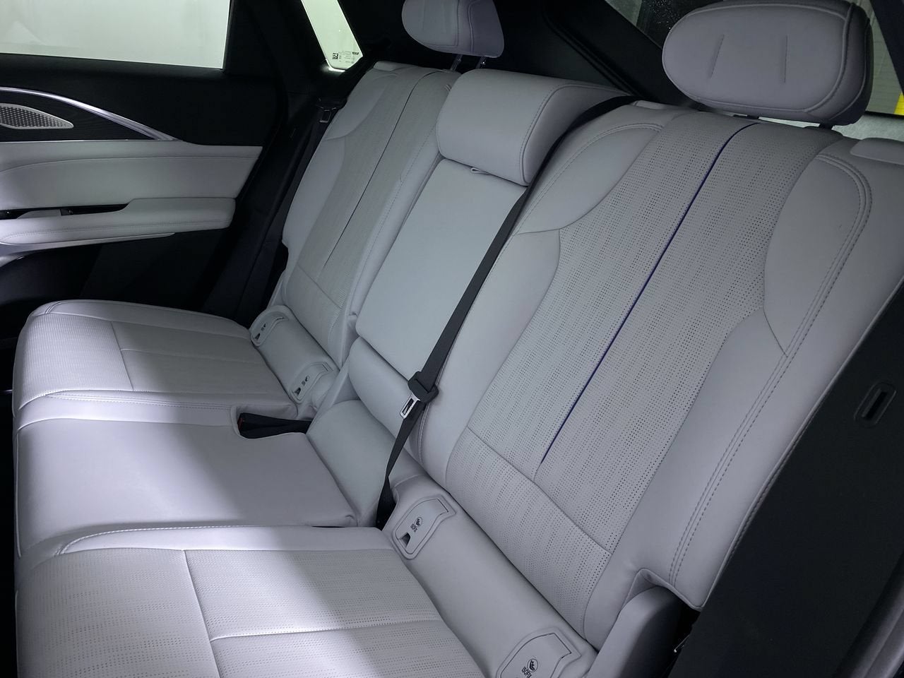 2024 Cadillac LYRIQ Luxury 2