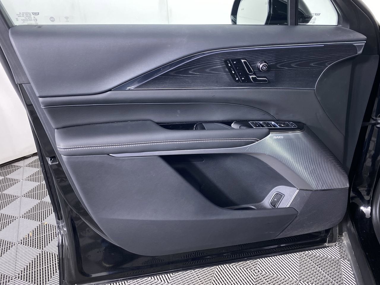 2024 Cadillac LYRIQ Luxury 3