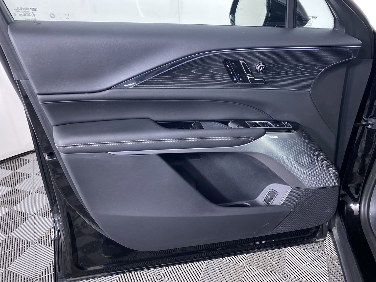 2024 Cadillac LYRIQ Luxury 3