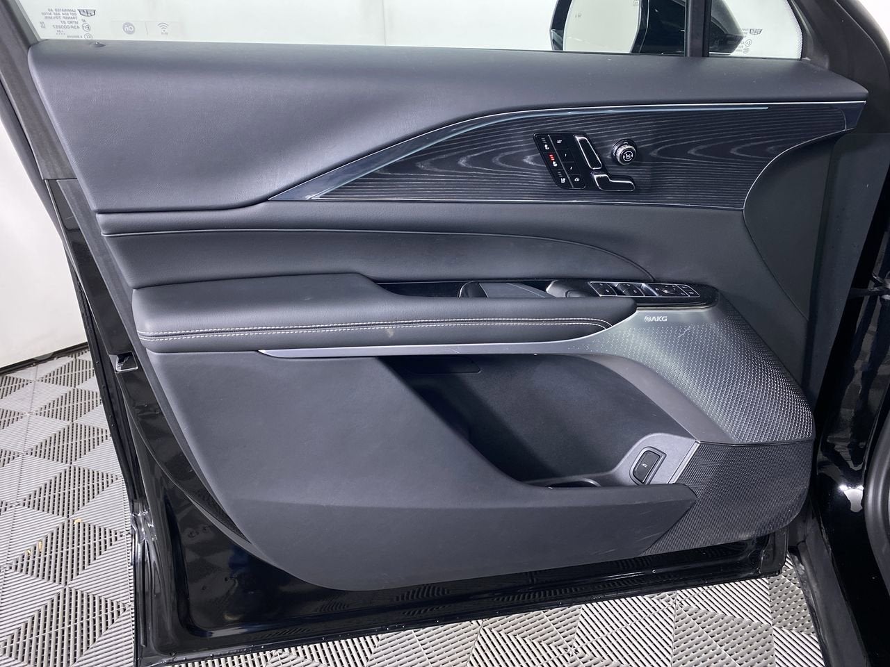 2024 Cadillac LYRIQ Luxury 3