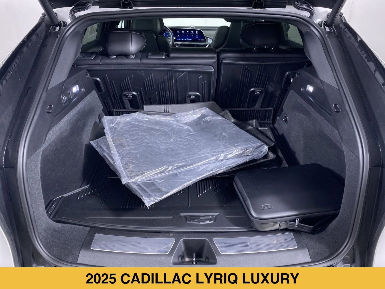 2025 Cadillac LYRIQ Luxury 3