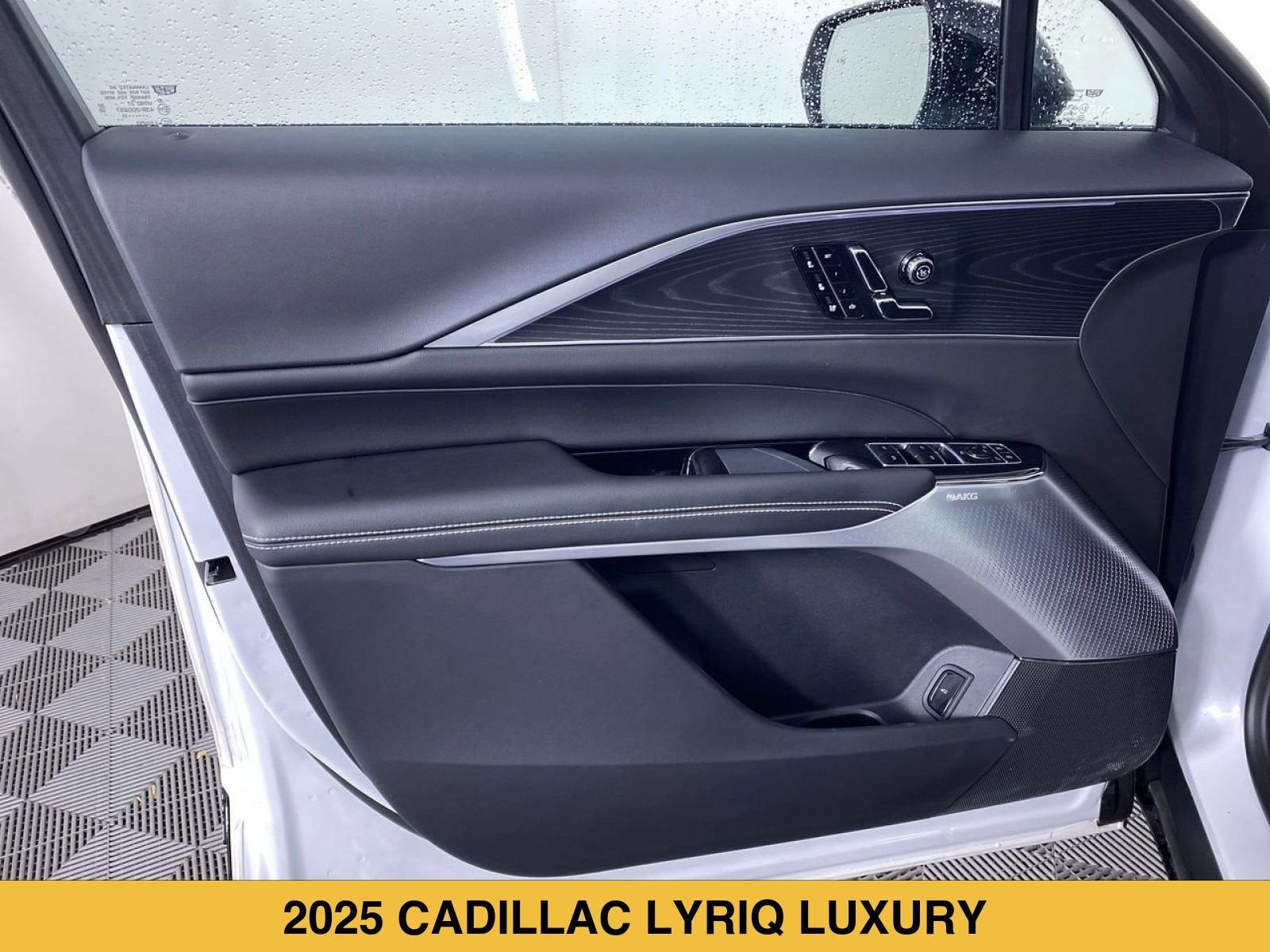 2025 Cadillac LYRIQ Luxury 3
