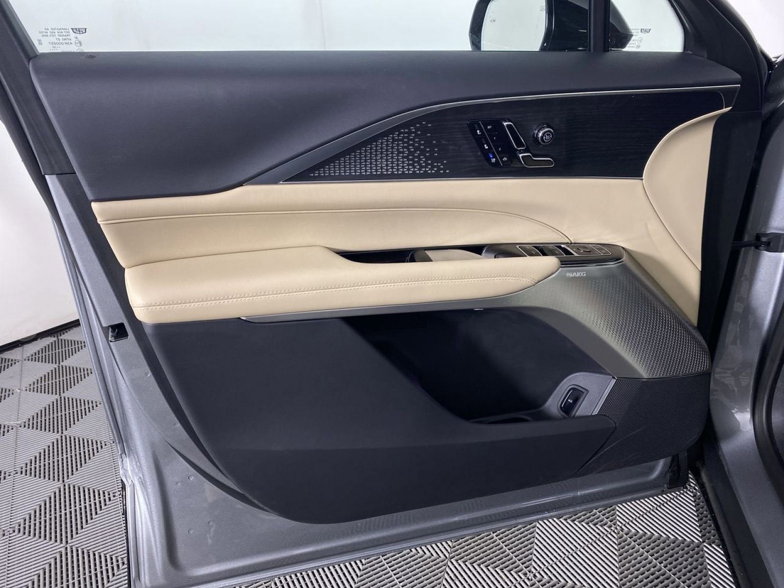 2025 Cadillac LYRIQ Sport 3