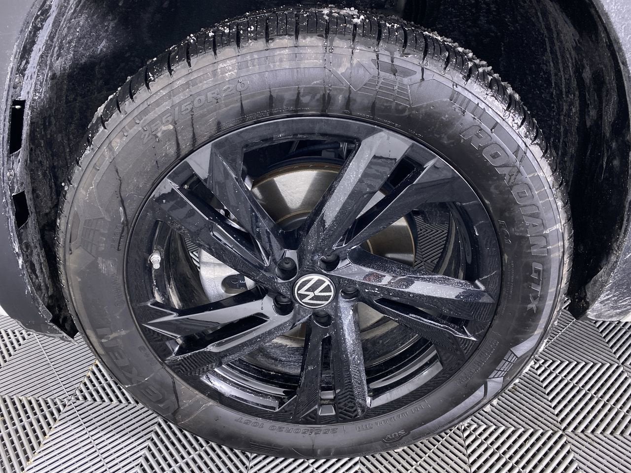 2025 Volkswagen Atlas Cross Sport 2.0T SEL R-Line Black