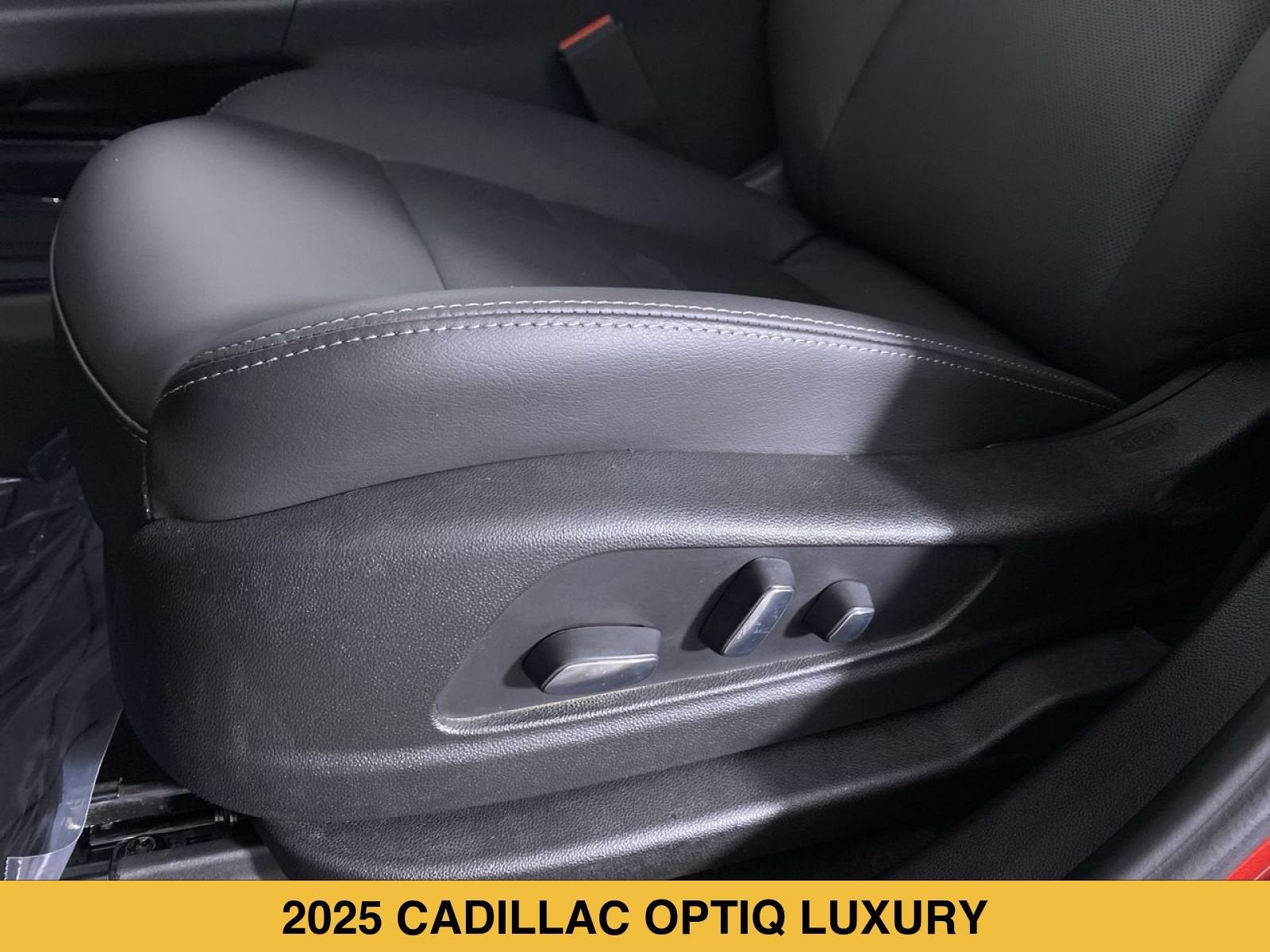 2025 Cadillac OPTIQ Luxury 2