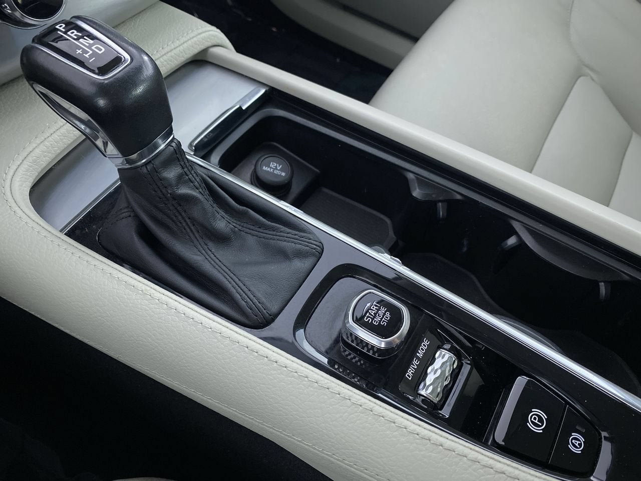 2018 Volvo XC90 T6 Momentum